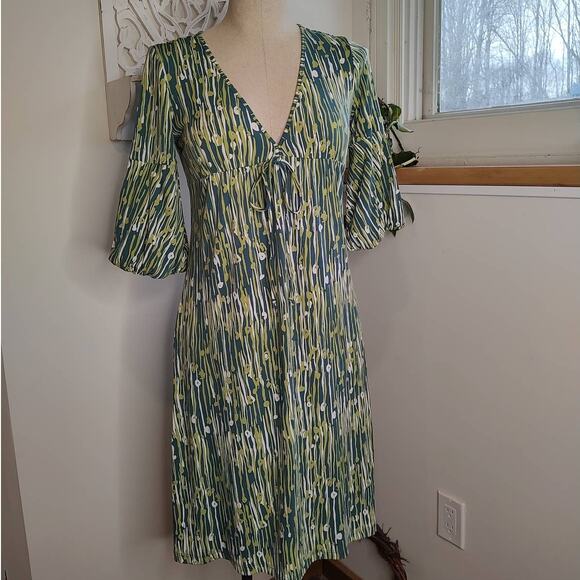 BCBG Paris Green Print Bell Sleeve Deep V Neck Shift Dress Size XS - Picture 1 of 10